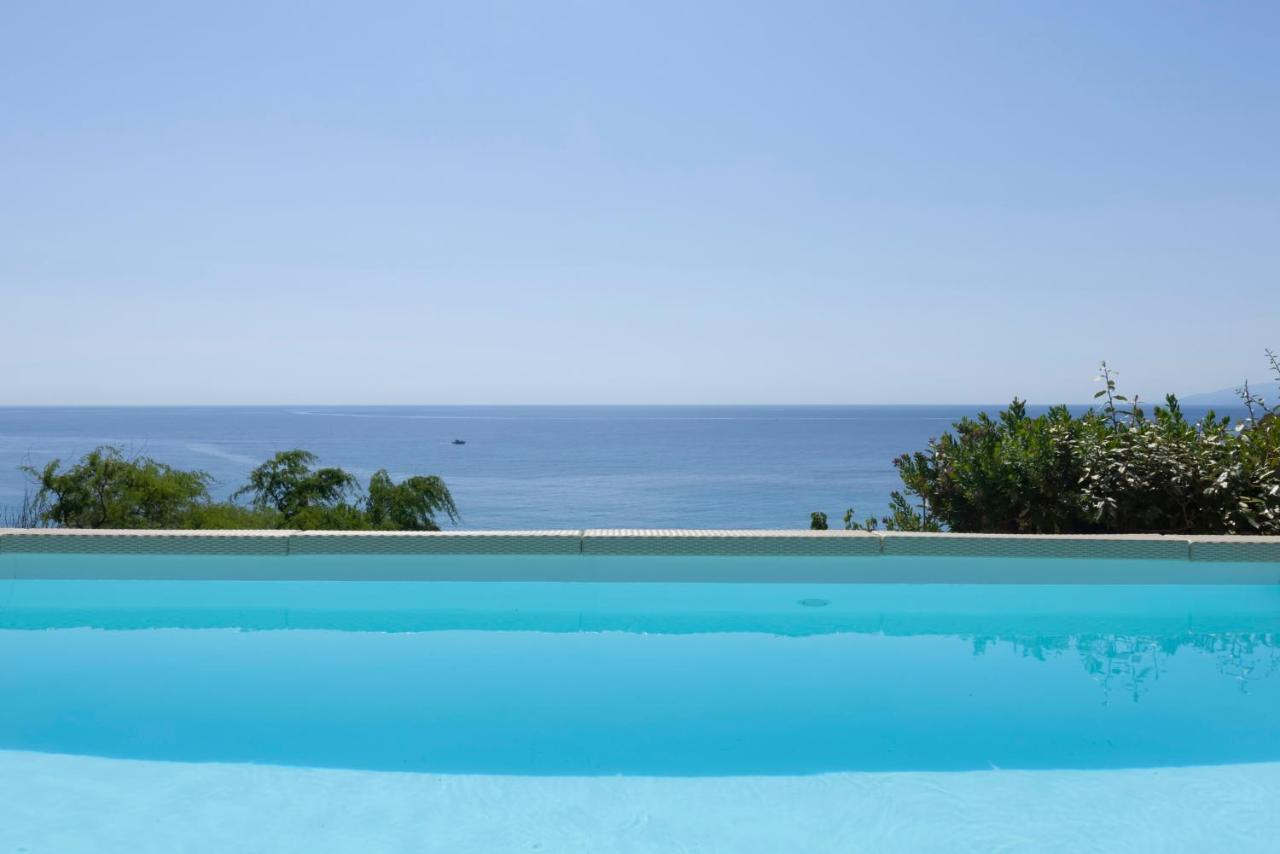 Luxury Villa By The Beach Steniaí Buitenkant foto